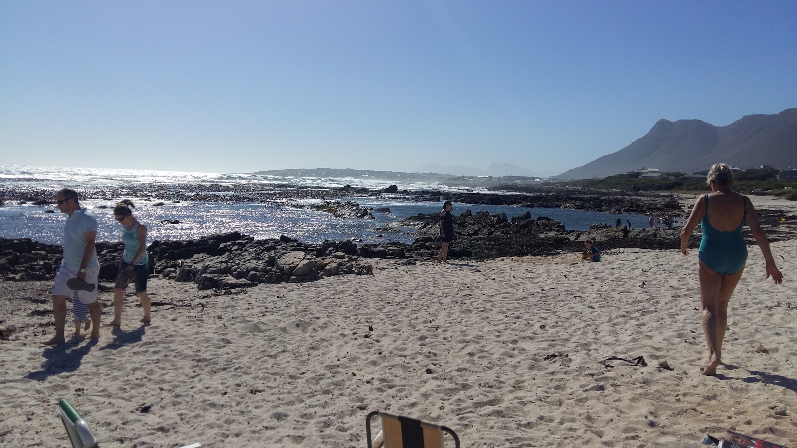 Foto di Sandbaai beach con una superficie del sabbia luminosa e rocce