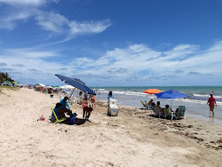 Foto von Strand von Ponta de Campina und die siedlung