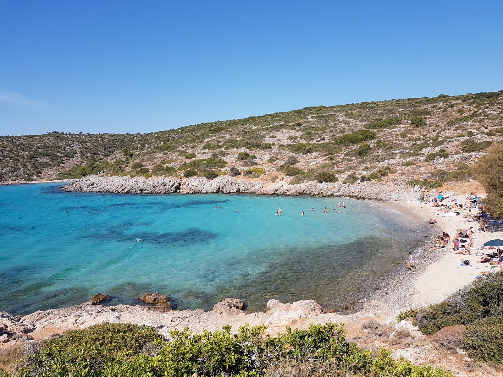 Fotografija Plaža Agios Dynami z kevyt hiekka ja kivi površino