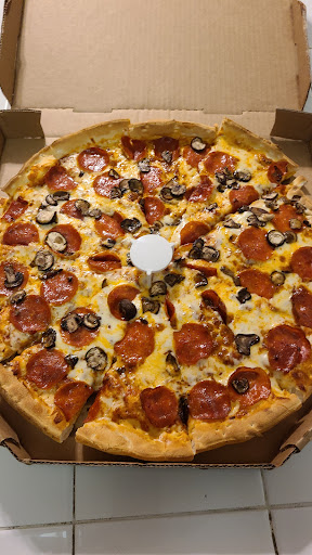 Pizza Restaurant «Round Table Pizza Clubhouse», reviews and photos, 2960 Treat Blvd, Concord, CA 94518, USA