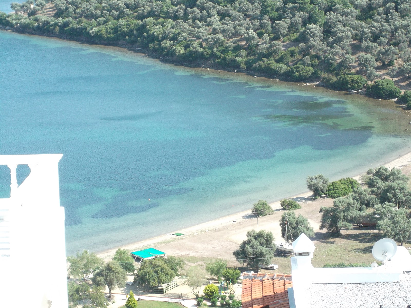 Foto von Iasos Beach II mit grauer sand & kiesel Oberfläche