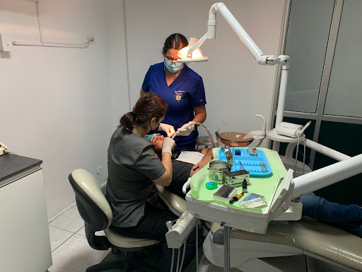 Clínica dental Dentalmedec Urdesa