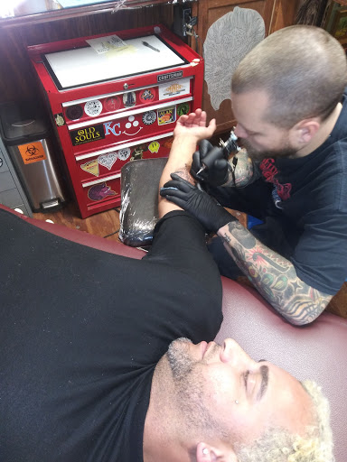 Tattoo Shop «Old Souls Tattoo Parlour», reviews and photos, 2006 Main St, Kansas City, MO 64108, USA