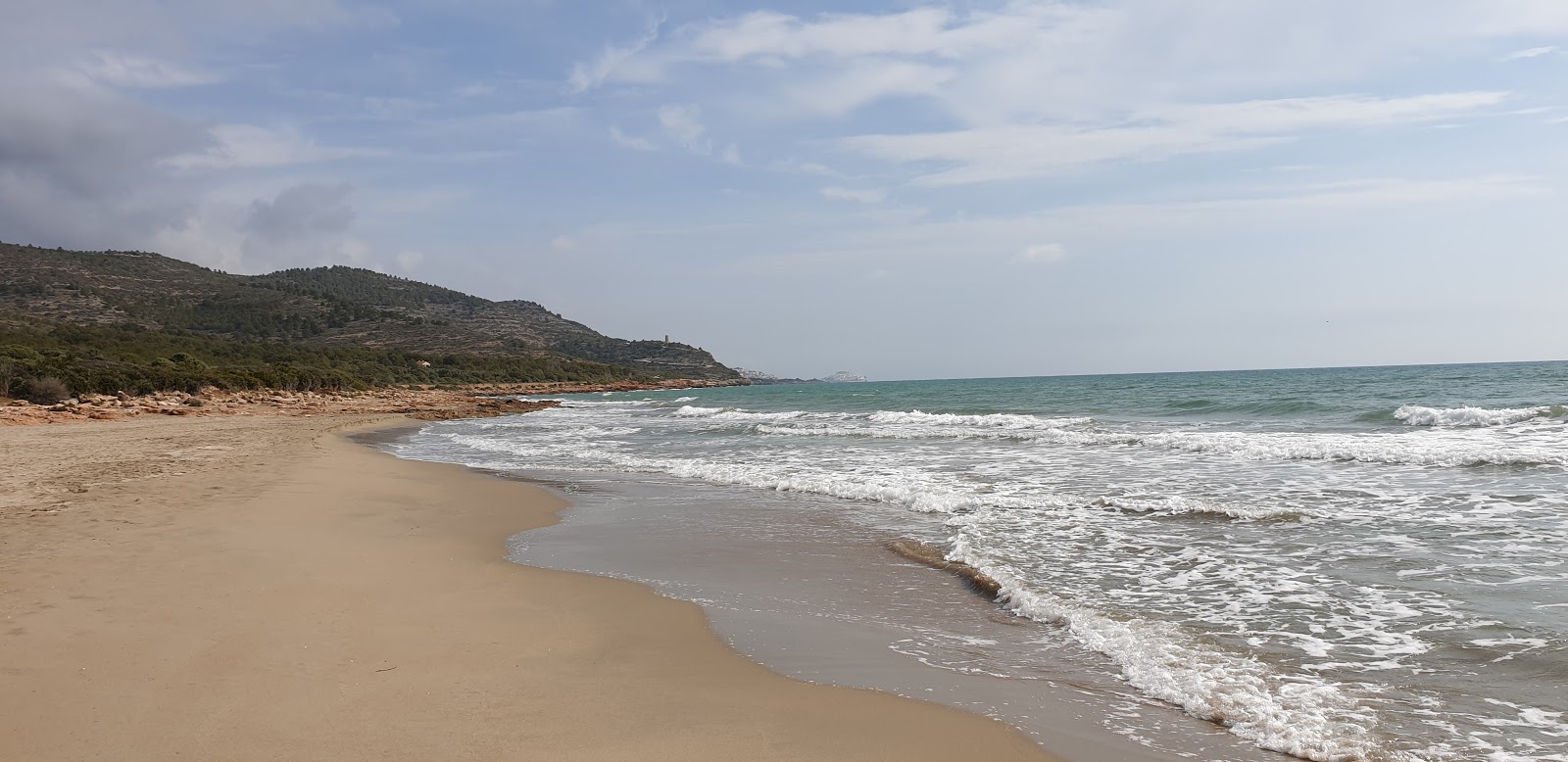 Platja del Russo'in fotoğrafı kahverengi kum yüzey ile