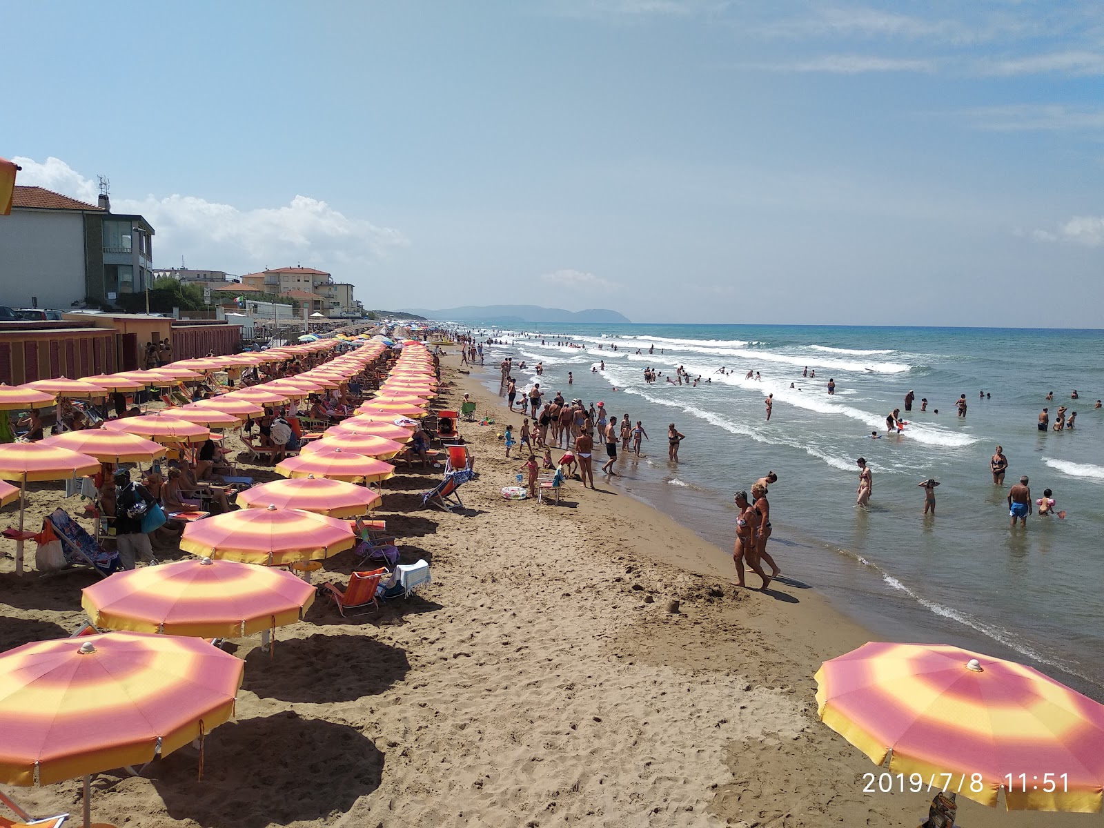 Foto de Spiaggia Libera San Vincenzo con recta y larga