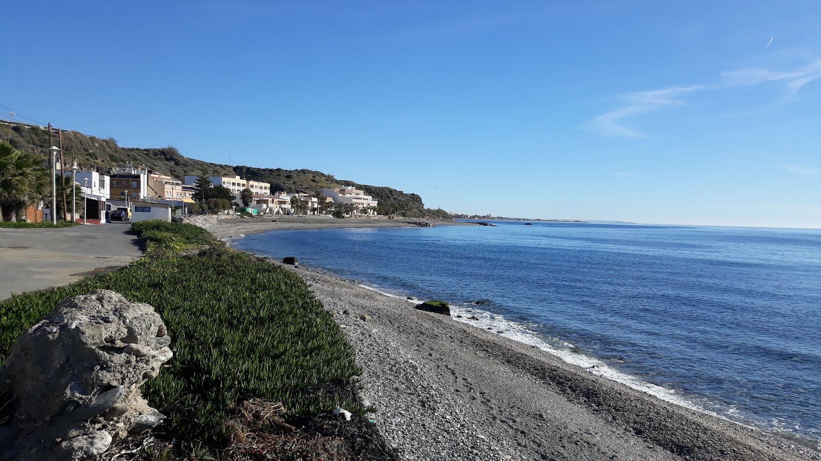 Fotografija La Fuente del Ahijado Beach z sivi kamenček površino
