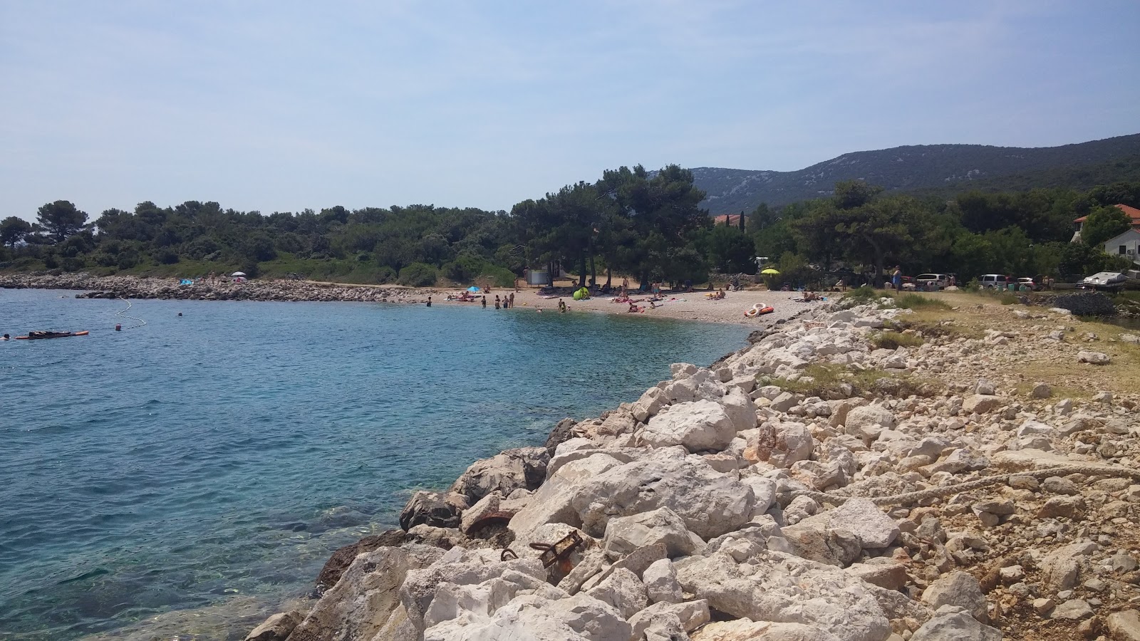 Foto von Mirna beach mit kleine, beiger kiesel Oberfläche