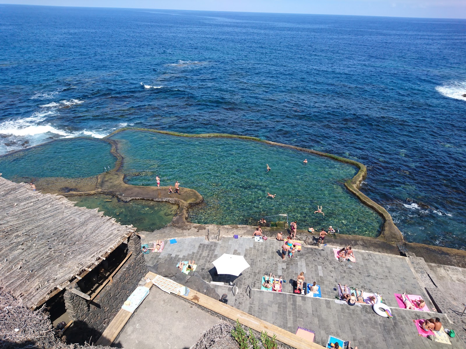 Foto di Natural Pool La Maceta con una superficie del superficie in cemento pavimentata