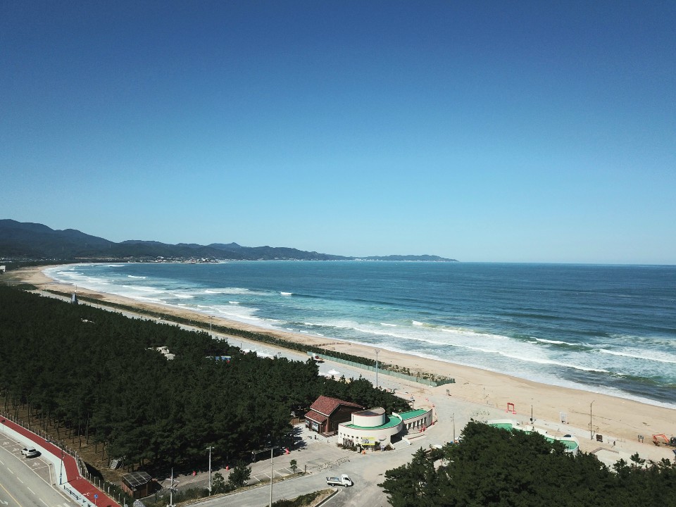 Fotografie cu Tokcheon Beach - locul popular printre cunoscătorii de relaxare