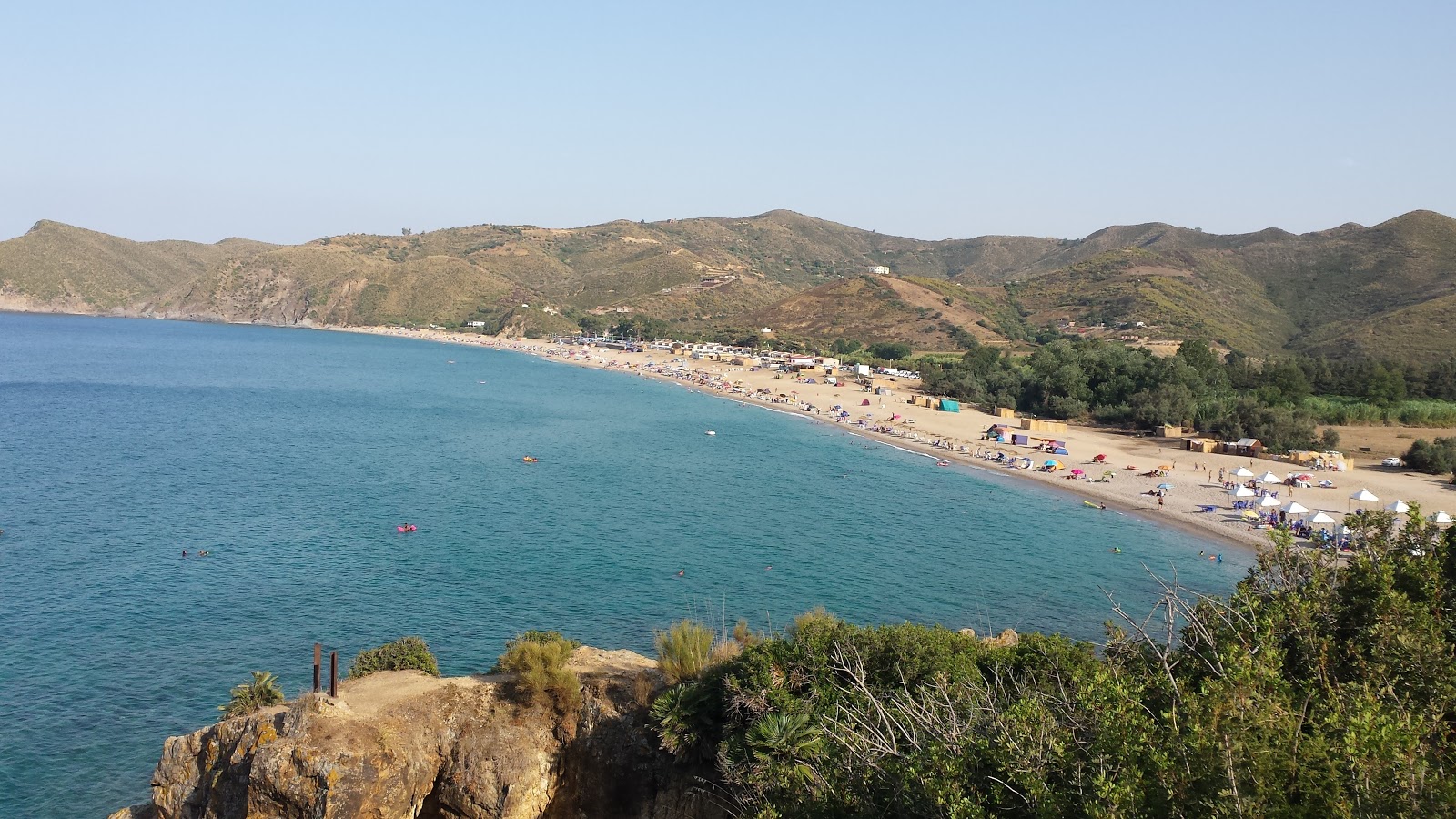 Foto von Grande Plage De Skikda mit beiger sand Oberfläche