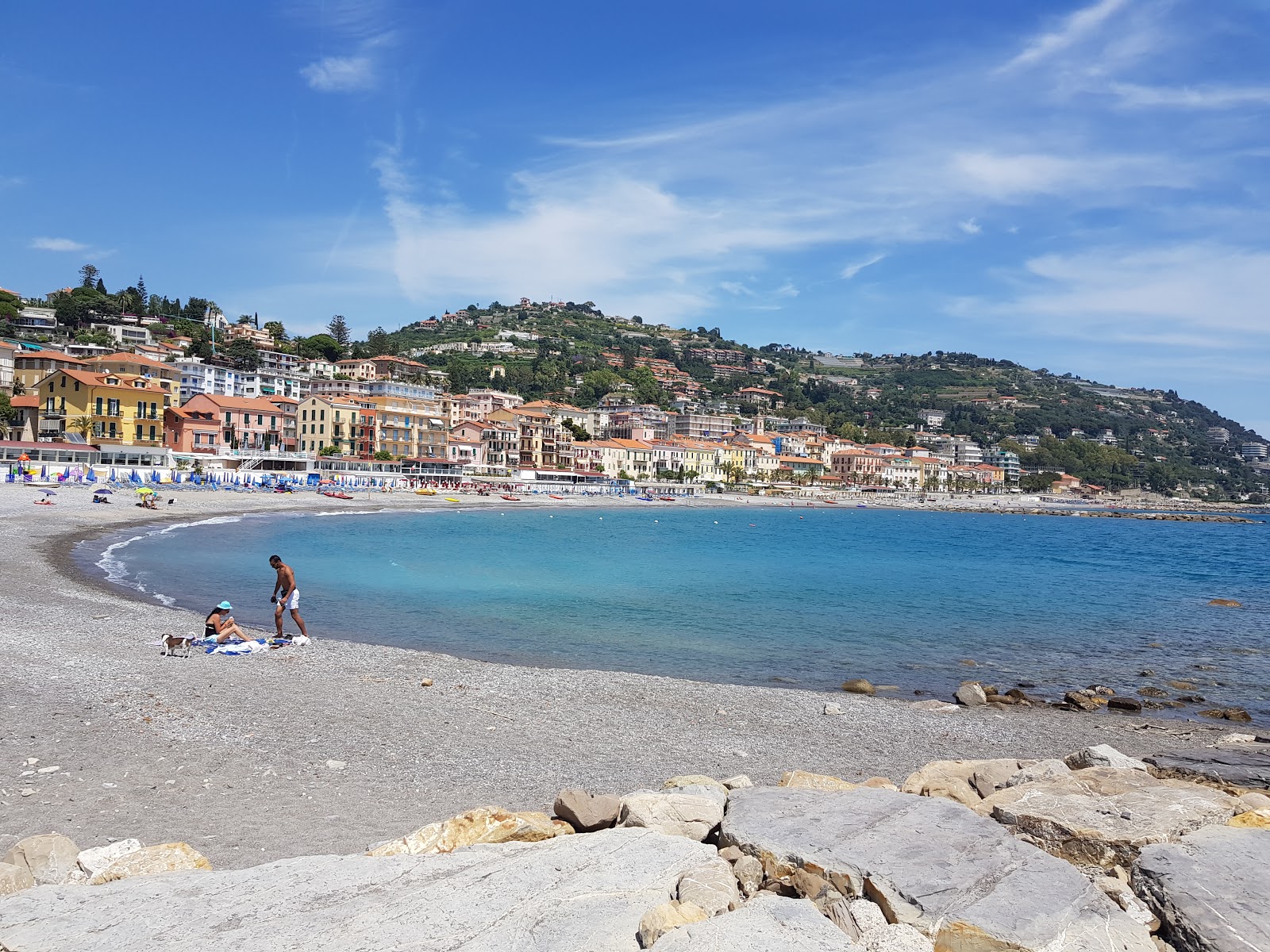 Fotografie cu Bagni La Scogliera beach cu o suprafață de nisip gri și pietricel