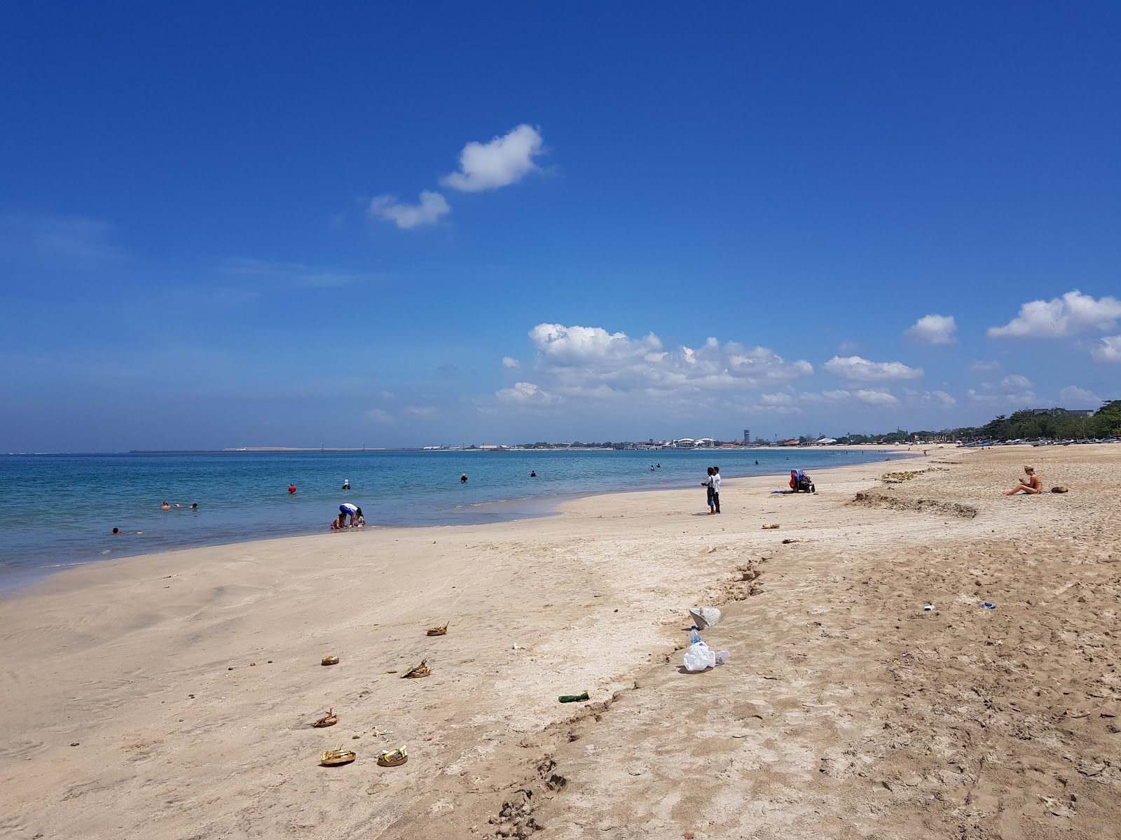 Foto de Playa de Jimbaran con brillante arena fina superficie