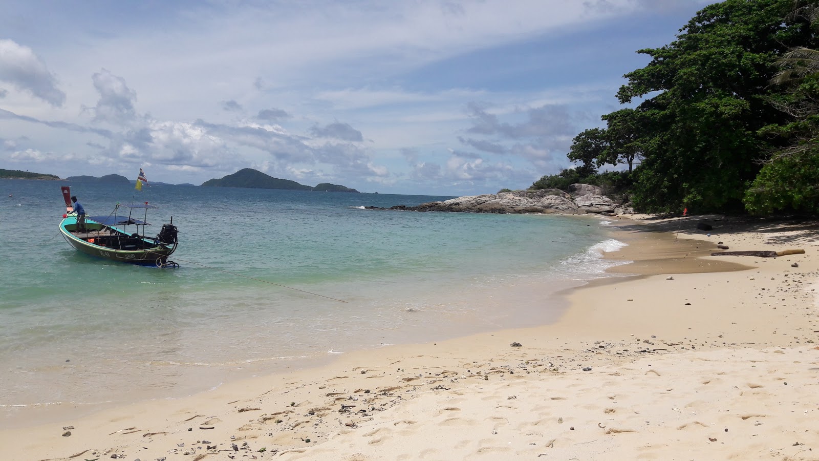 Foto av Ko Kaeo Yai Beach med beige sand yta