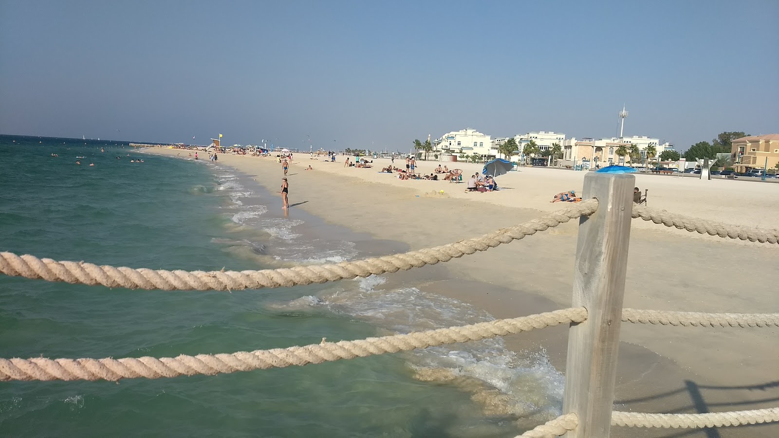 Zdjęcie Umm Suqeim beach z powierzchnią jasny, drobny piasek