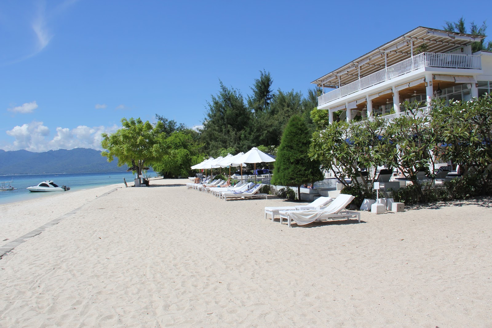 Photo de Gili Meno Seri Beach avec sable lumineux de surface