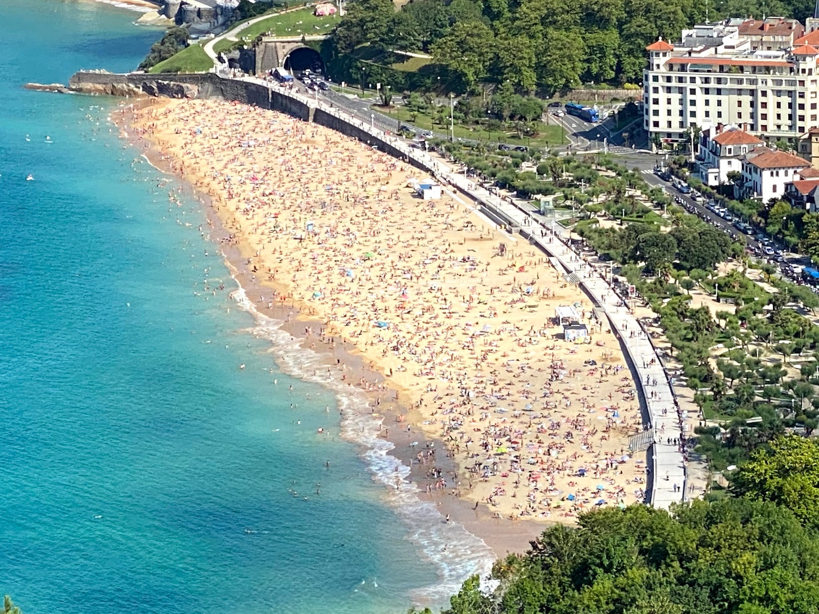Foto von Ondarreta Strand mit geräumige bucht