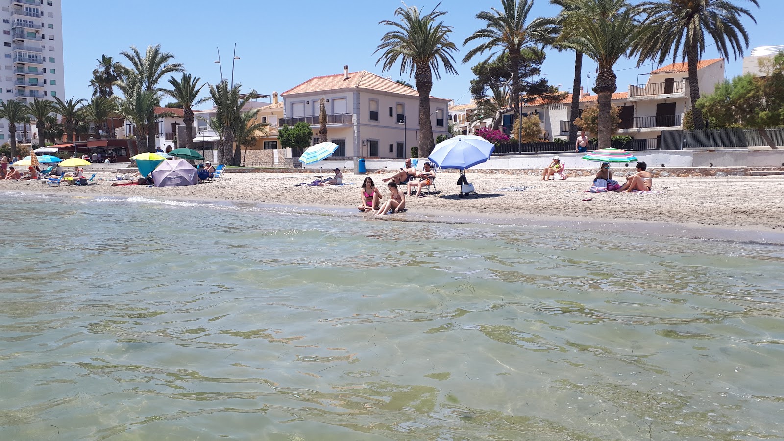 Foto von Playa de Colon mit grauer sand Oberfläche