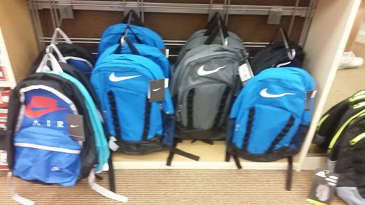 Shoe Store «Famous Footwear», reviews and photos, 1760 Orchard Gateway Blvd, North Aurora, IL 60542, USA