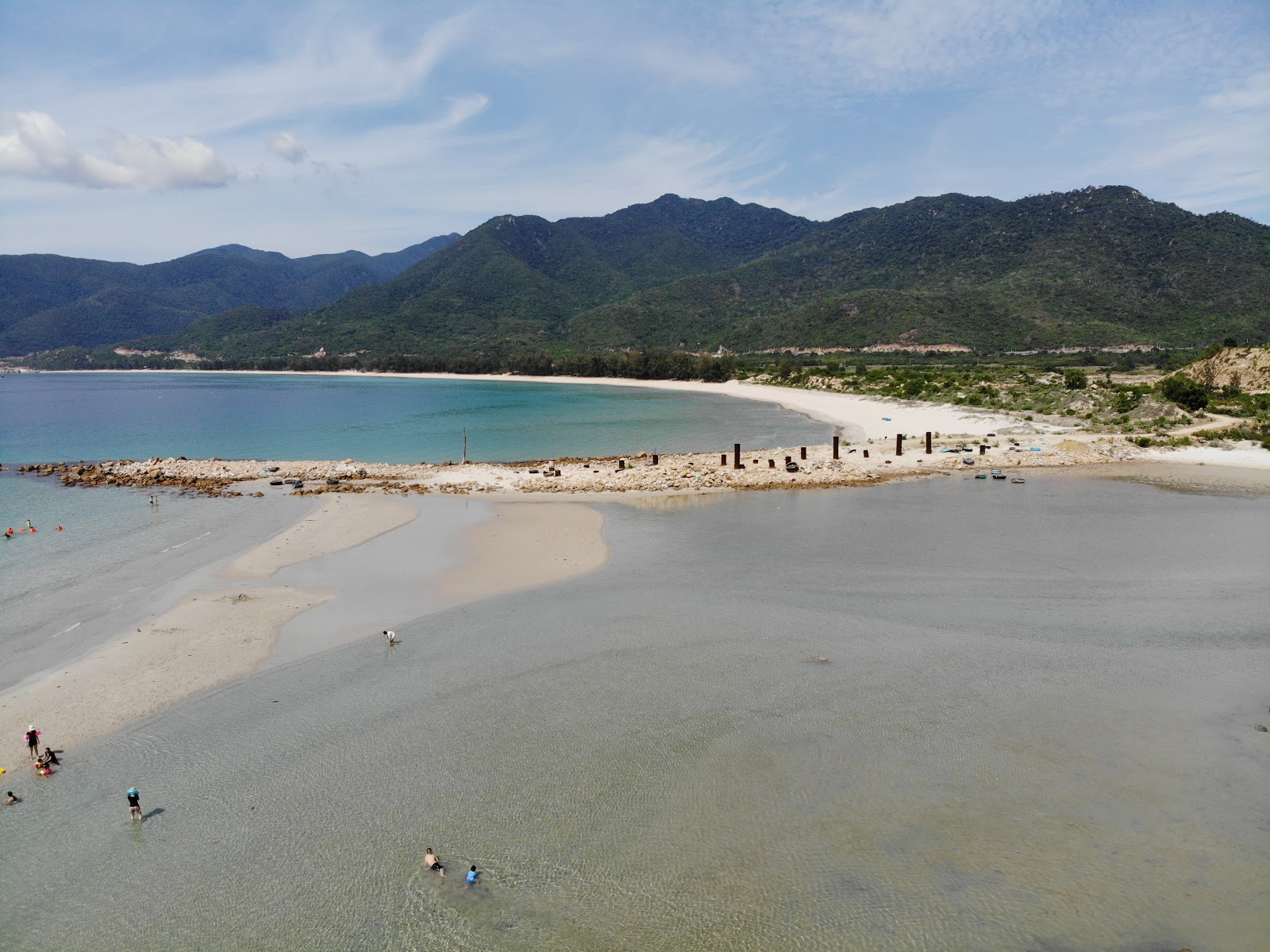 Foto von Binh Tien Beach von Klippen umgeben