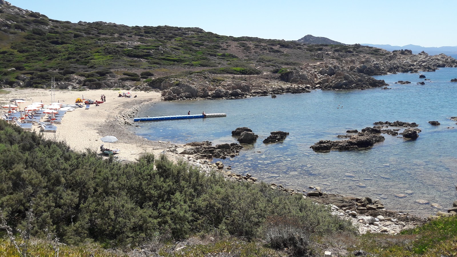 Foto von Spiaggia de La Liccia mit beiger sand & steine Oberfläche