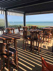Atmosphère du Restaurant La Cabane Oceane : Nº9 Le Bar à Huîtres et La Boutique à La Flotte - n°19