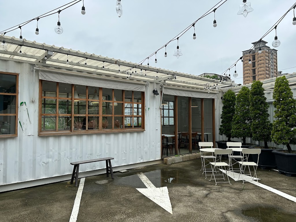 來福咖啡 Life Cafe/高架橋下網球場對面的停車場內中間白色貨櫃屋 的照片