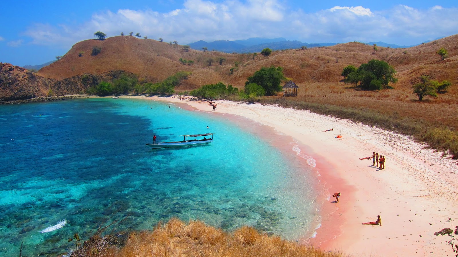 Photo de Pink Beach II Padar entouré de montagnes