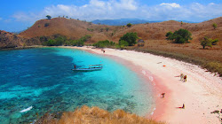 Photo de Pink Beach II Padar entouré de montagnes
