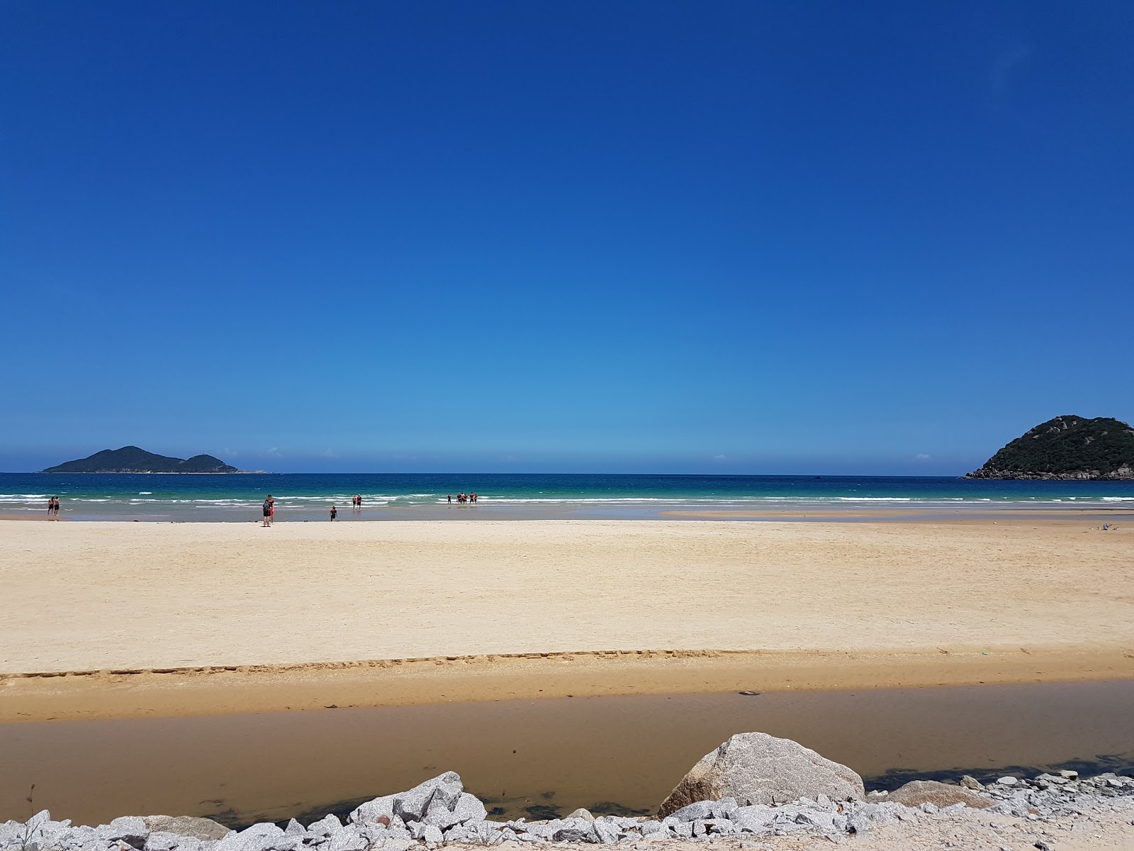 Dai Lanh Beach的照片 带有碧绿色水表面