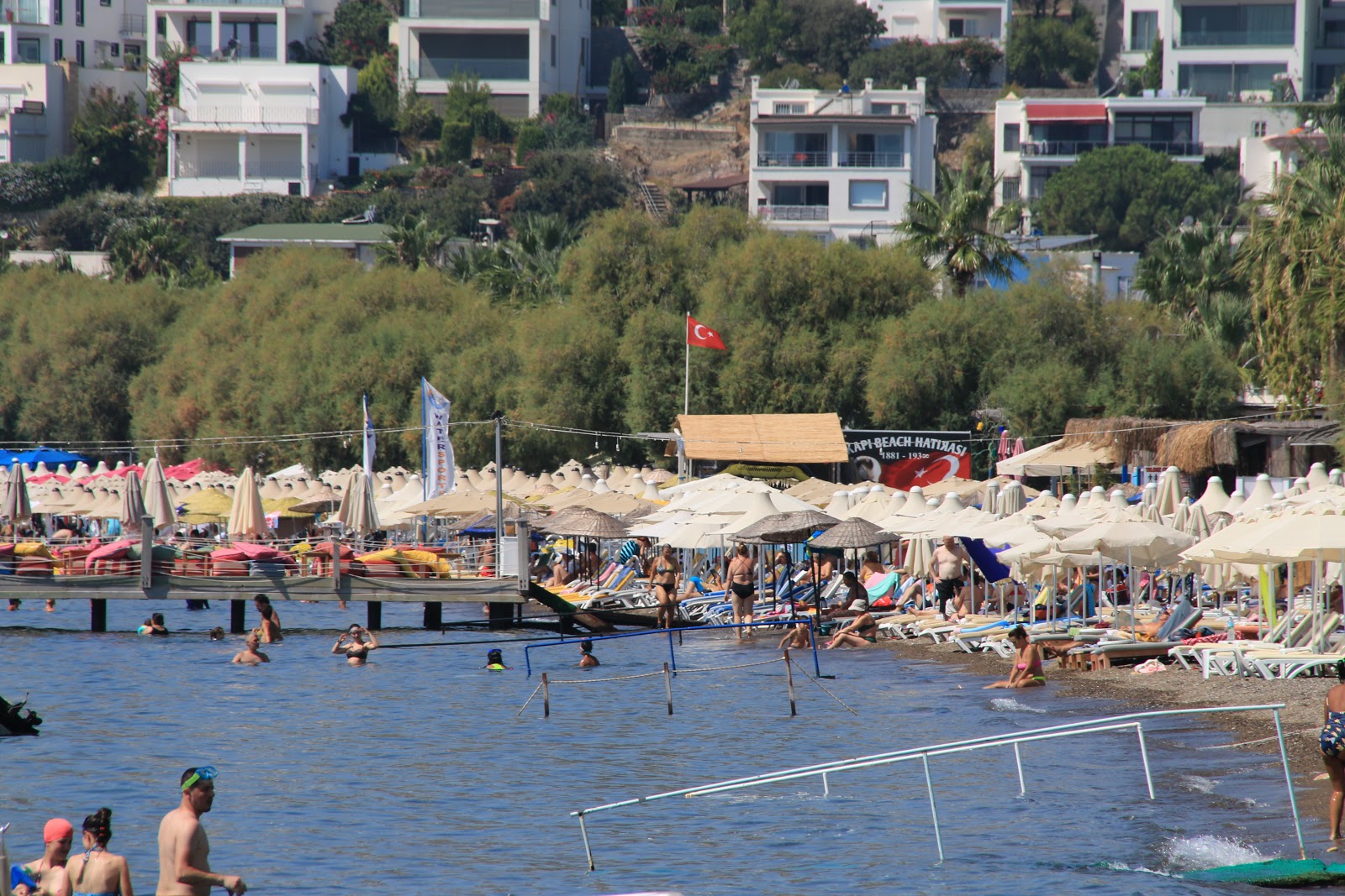 Fotografija Plaža Yahsi z modra čista voda površino