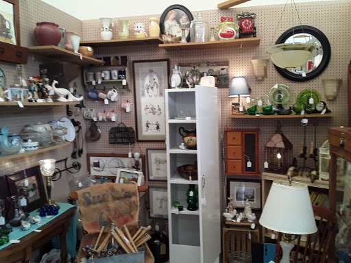 Antique Store «National Road Antique Mall», reviews and photos, 39 W Main St, Cambridge City, IN 47327, USA
