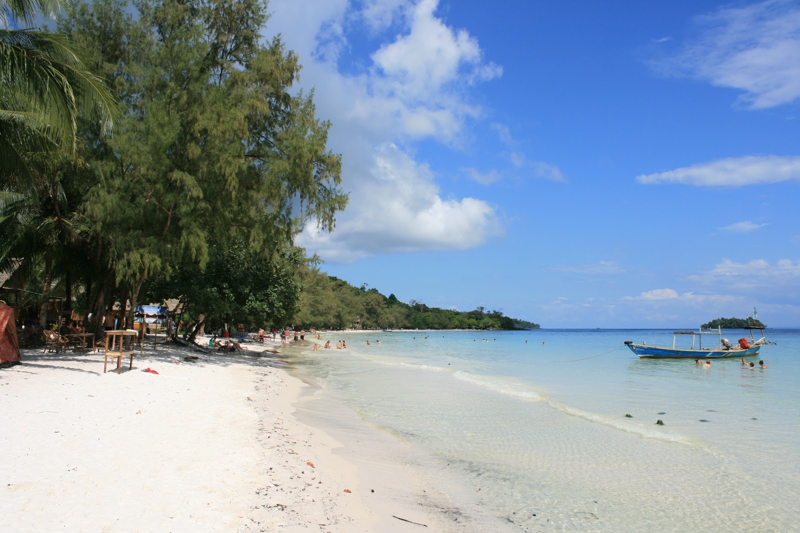 Photo de Kaoh Touch Beach avec rivage droit, long