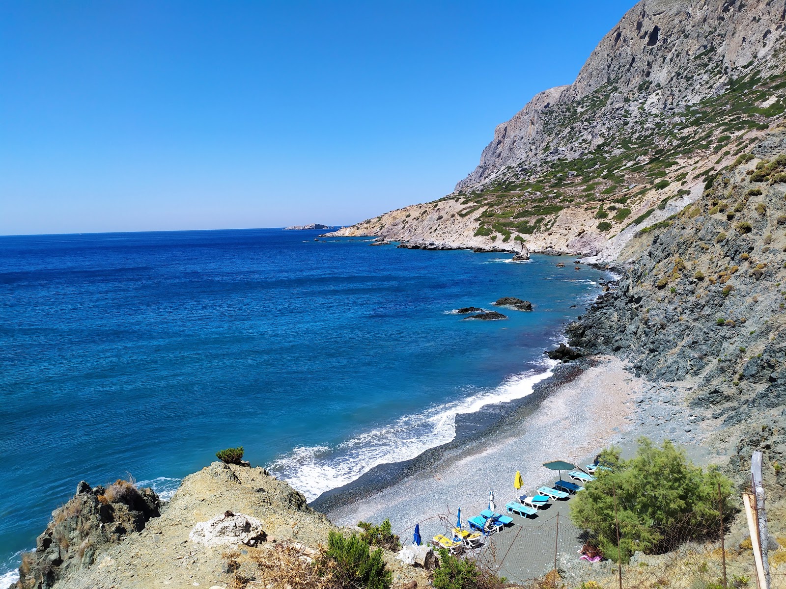 Hohlakas beach'in fotoğrafı gri ince çakıl taş yüzey ile