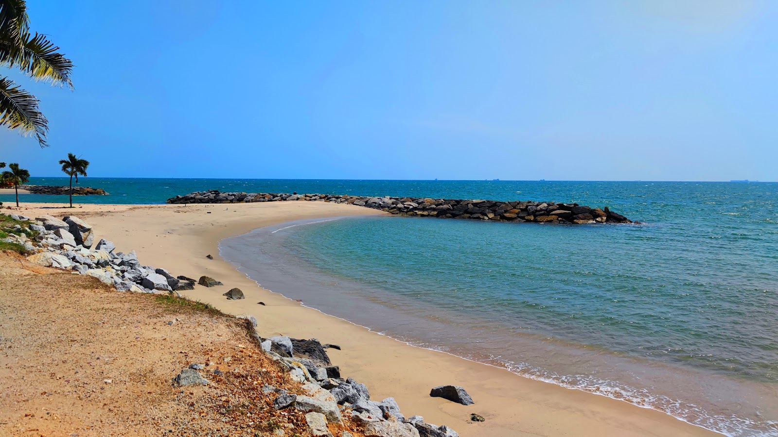 Φωτογραφία του Saeng Chan Beach με φωτεινή άμμος επιφάνεια