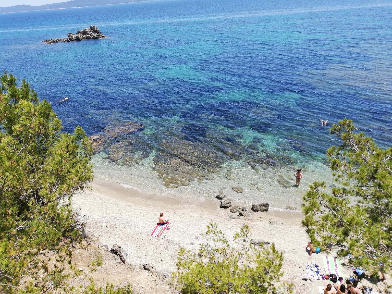 Foto von Cypress beach mit türkisfarbenes wasser Oberfläche