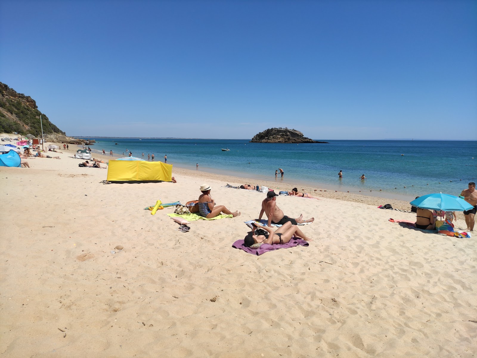 Foto von Arrabida Strand von Klippen umgeben