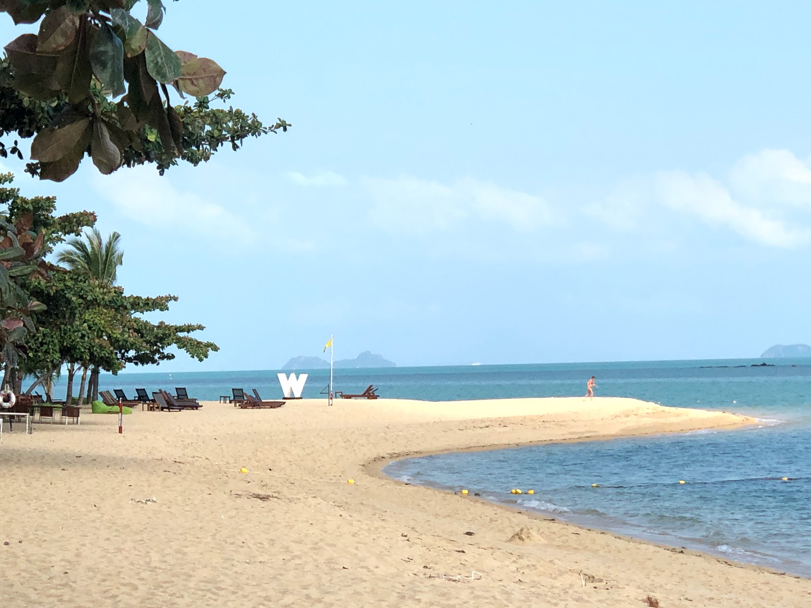 Foto de W Beach con arena beige superficie