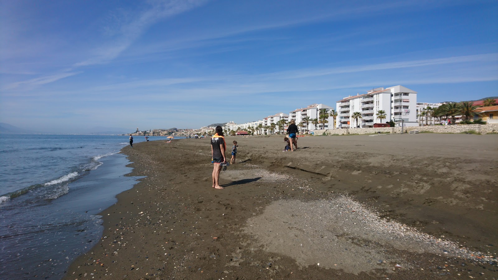 Foto van Playa del Rincon de la Victoria met recht en lang
