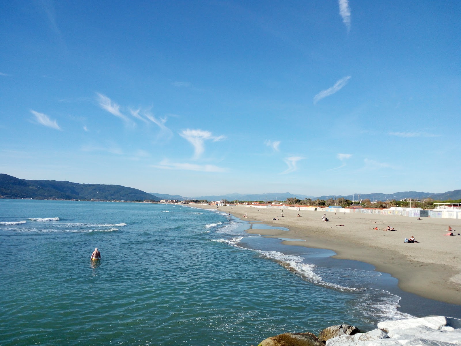 Photo de La Rotonda beach avec plusieurs moyennes baies