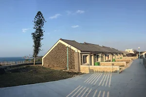 澎湖灣行旅－澎湖馬公｜市區海景住宿推薦 必住海邊渡假旅館 網紅網美打卡拍照海島求婚 蜜月民宿美食首選好評 高cp值VILLA 熱門人氣海景飯店評價 海鮮餐飲包套旅店價格 image