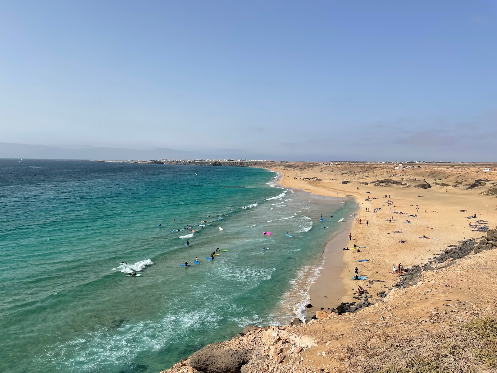 Valokuva Playa del Aljibe de la Cuevaista. pinnalla kirkas hiekka:n kanssa