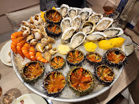 Plats et boissons du Restaurant de fruits de mer CHEZ ANTONIN - Écailler aux Halles de Lyon Paul Bocuse - n°2