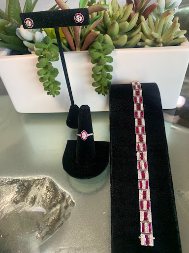 Consignment Shop «Home Consignment Center - Austin», reviews and photos, 10515 N Mopac Expy, Austin, TX 78759, USA