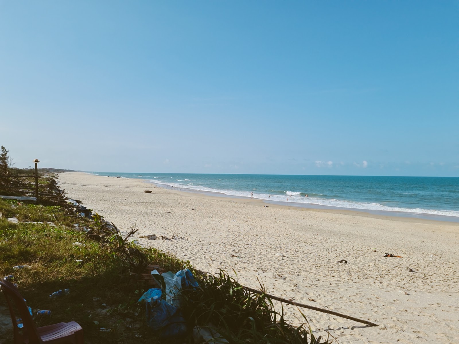 Valokuva Tam Tien Beachista. pinnalla kirkas hiekka:n kanssa