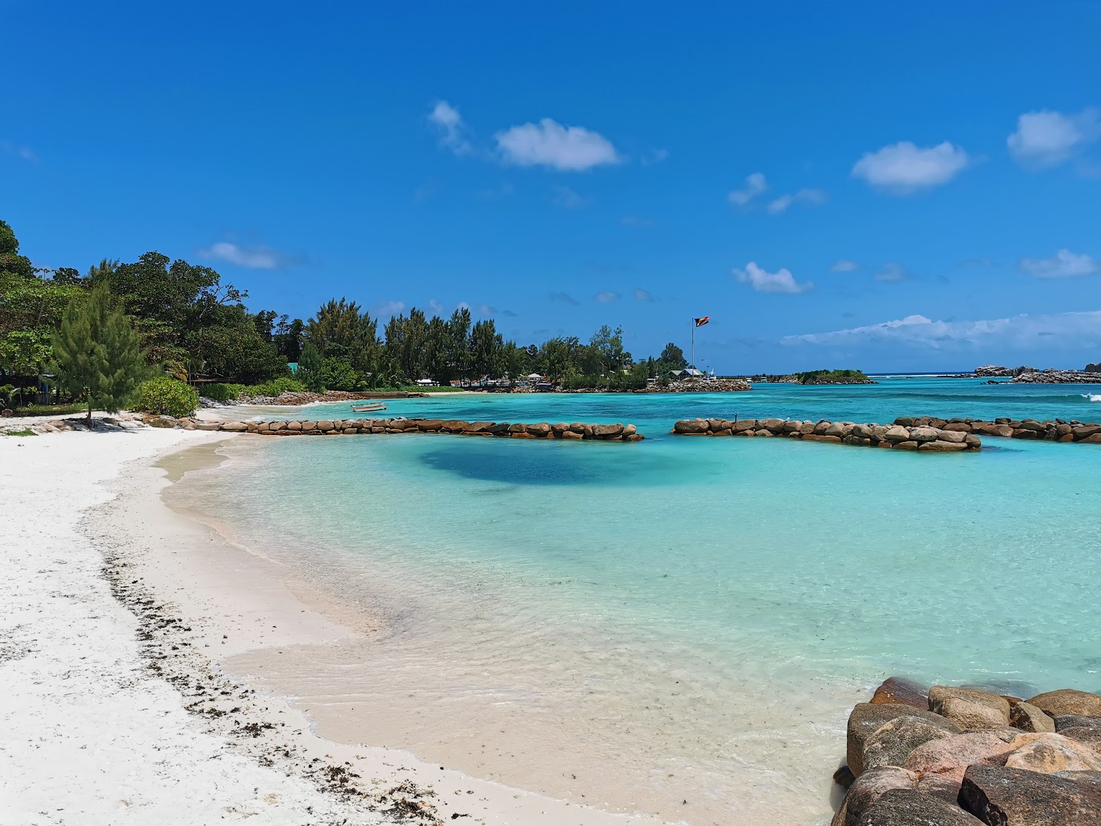 La Digue Beach的照片 带有米色沙子表面