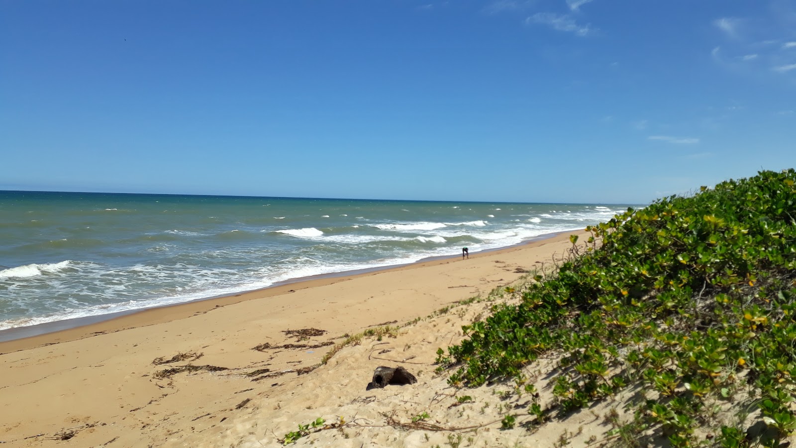 Foto de Praia de Itaúnas com água cristalina superfície