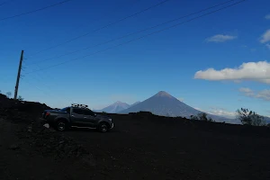 Parqueo volcan pacaya image