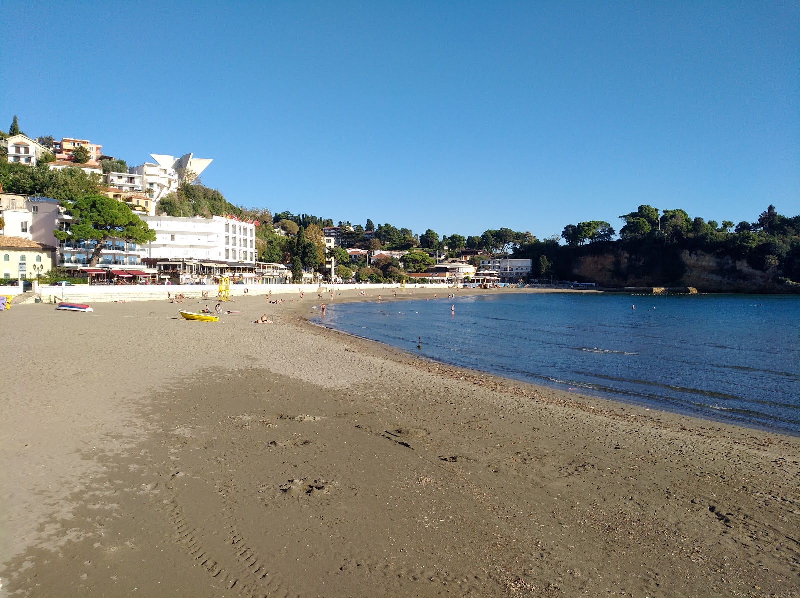 Fotografie cu Ulcinj small beach - locul popular printre cunoscătorii de relaxare