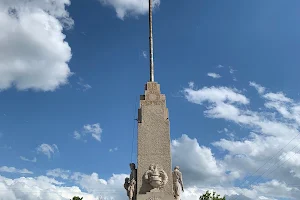 Monumento a la Bandera en Coronel Suarez image