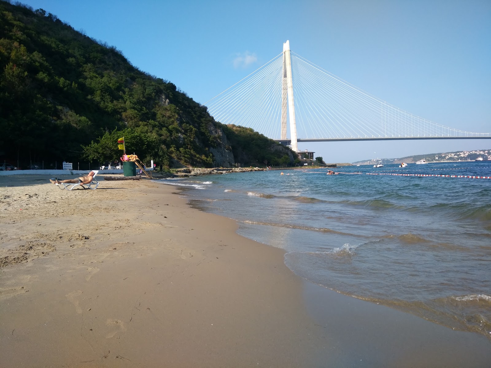Fotografija Menekse bayanlar Plaji z svetel fin pesek površino